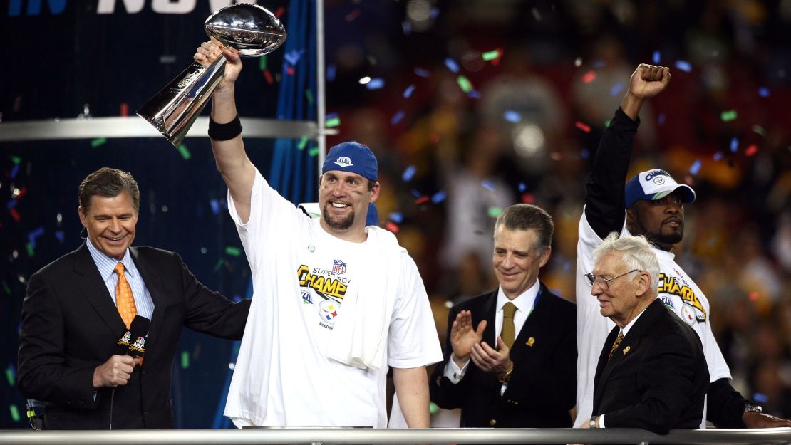 Roethlisberger hoists the Lombardi Trophy after his team's victory over the Arizona Cardinals during Super Bowl XLIII.