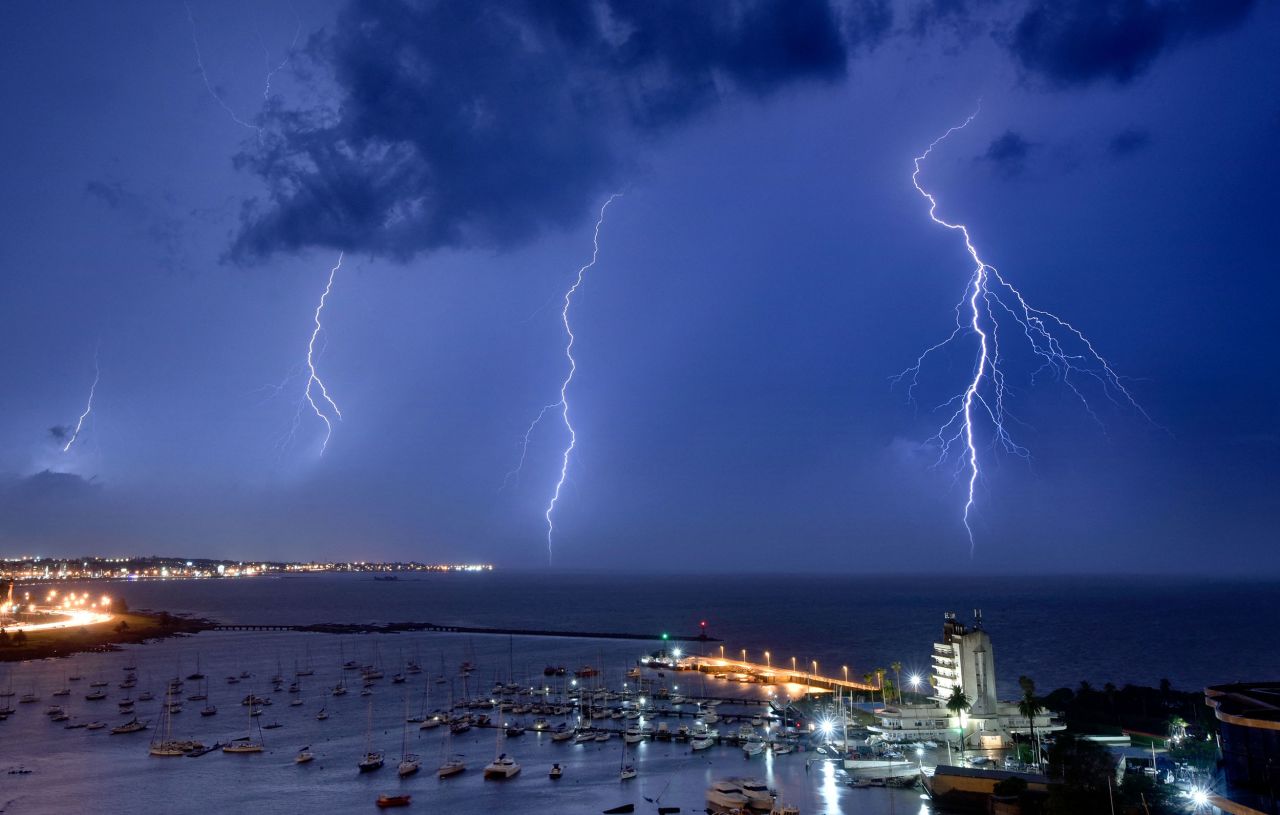 Lightning strikes near the Uruguayan Yacht Club during a thunderstorm in Montevideo on Saturday, January 22. <a href="http://www.cnn.com/2022/01/20/world/gallery/photos-this-week-january-13-january-20/index.html" target="_blank">See last week in 31 photos.</a>