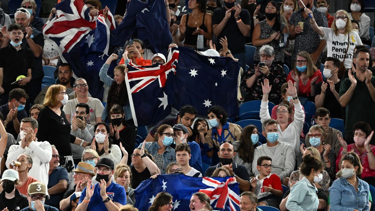 The fans did their fans to rally behind Barty in the second set.