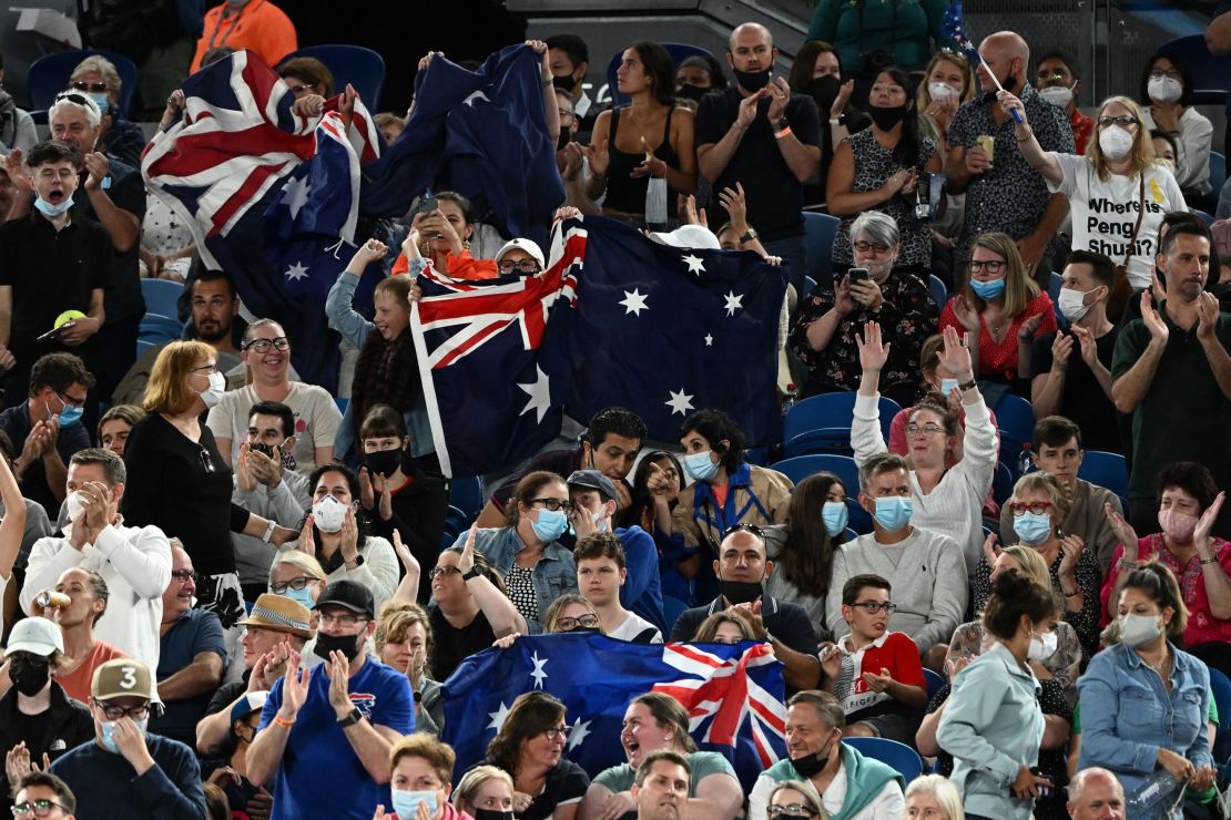 The fans did their fans to rally behind Barty in the second set.