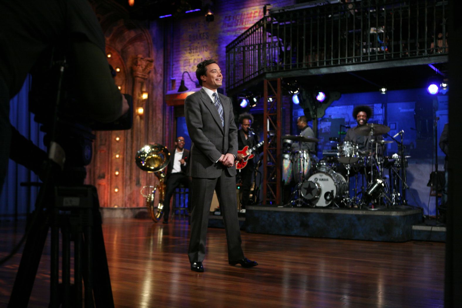 Fallon's in-house music was played by the band The Roots.