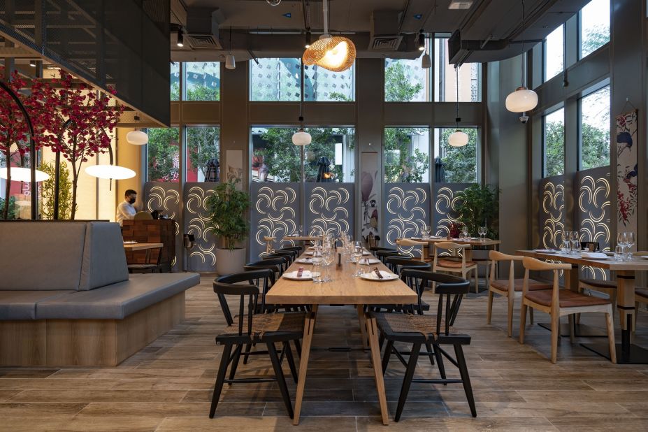 Kojaki, where home-style Korean flavors meet high-culture Japanese cuisine, is also a feast for your eyes. It is decorated with cherry blossom branches, Korean artwork and low-hanging lamps.