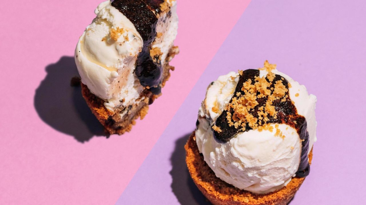 Sard serves delicious coffee and sweet treats.