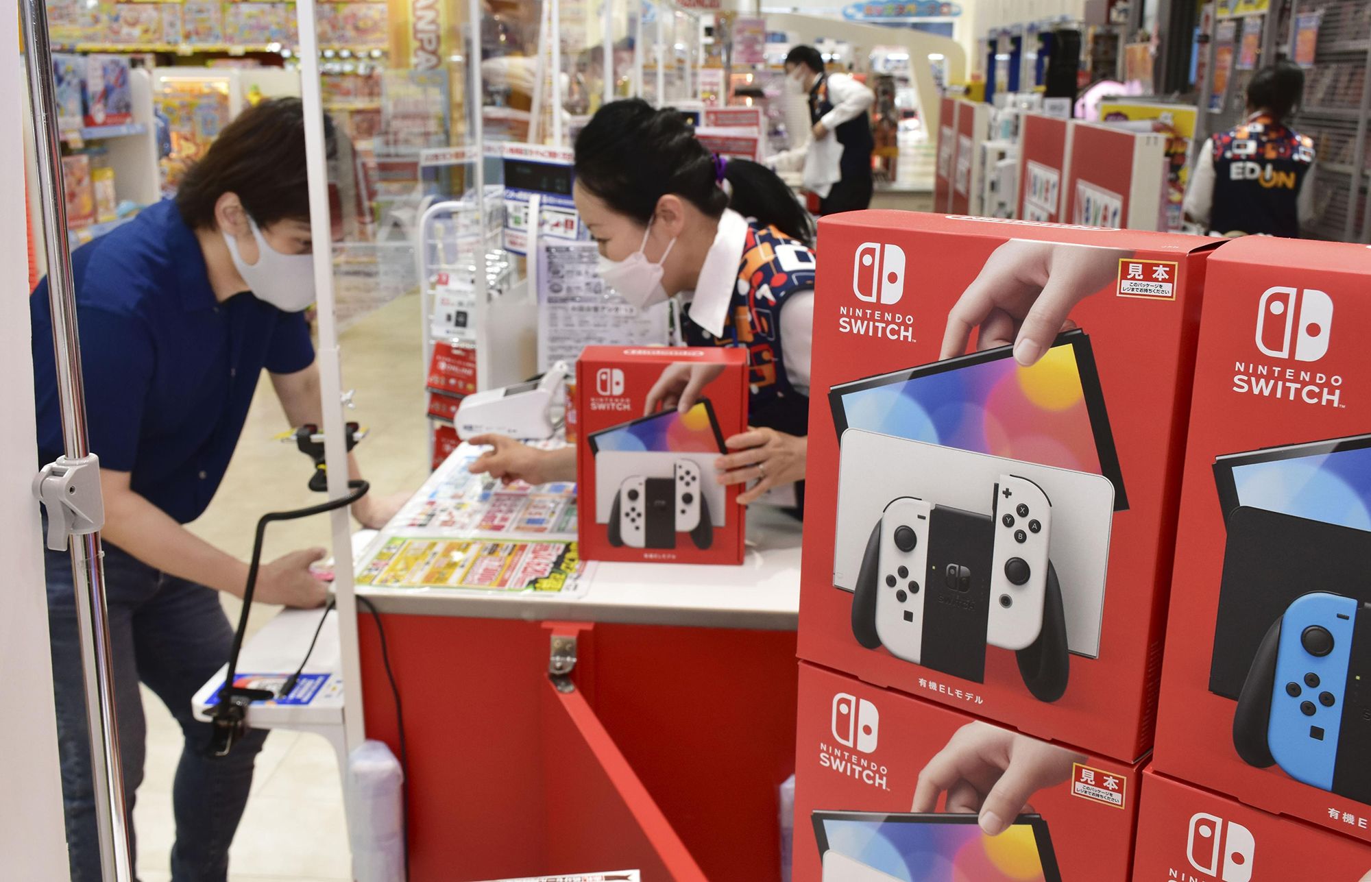 Go nintendo switch. Nintendo Switch магазин. Нинтендо свитч сторе. Нинтендо свитч кампания в Японии. Nintendo Switch in Store mvideo.