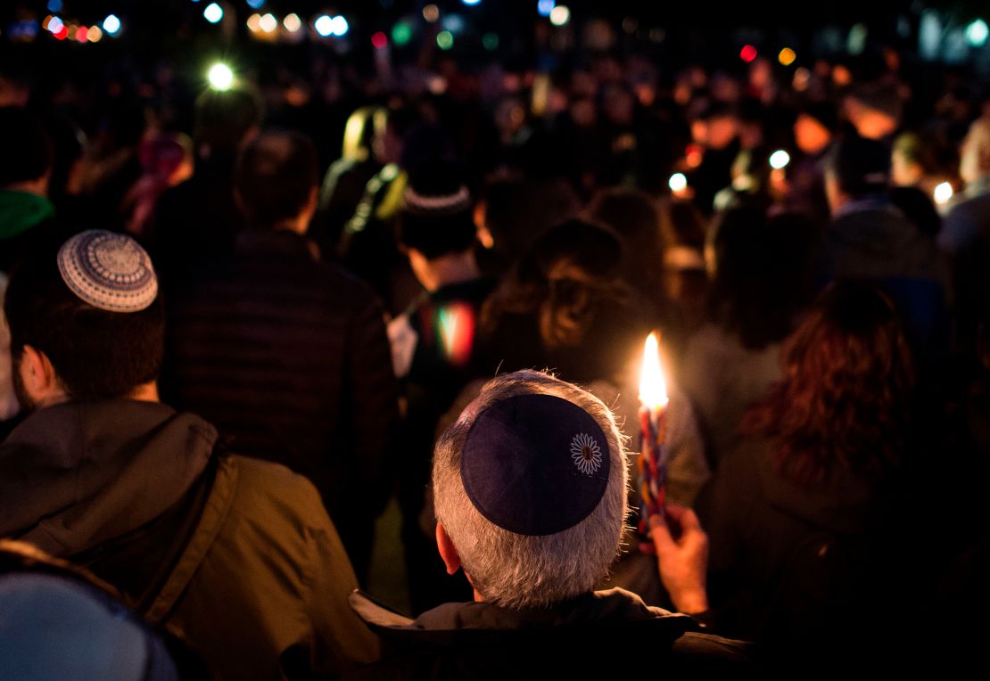 Miembros y simpatizantes de la comunidad judía se reúnen para una vigilia con velas en memoria de quienes murieron durante un tiroteo en la sinagoga Árbol de la Vida en Pittsburgh.