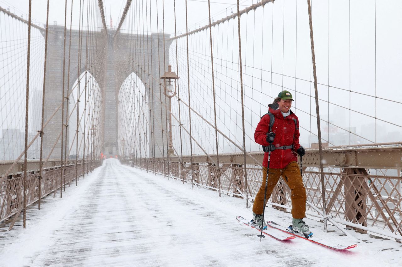 A person skis over the Brooklyn Bridge during a winter storm in New York on Saturday, January 29. <a href="http://www.cnn.com/2022/01/27/world/gallery/photos-this-week-january-21-january-27/index.html" target="_blank">See last week in 35 photos.</a>