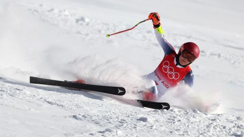 Mikaela Shiffrin crashes out of the giant slalom on her opening run.