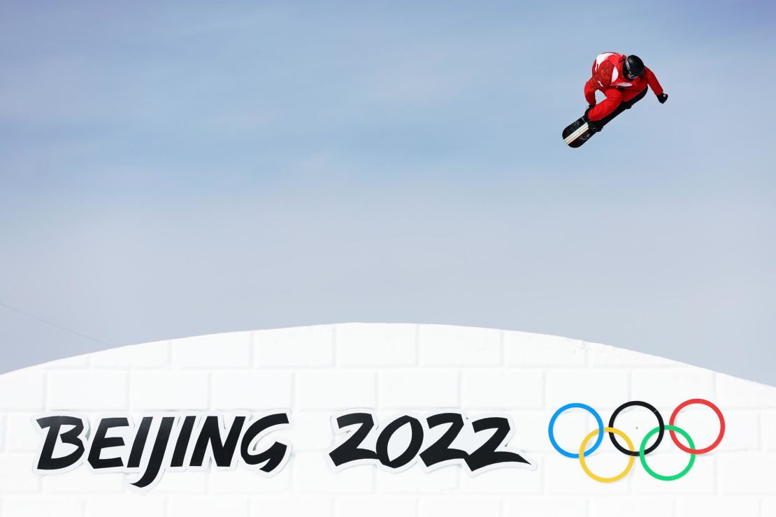 Parrot performs a trick en route to gold.