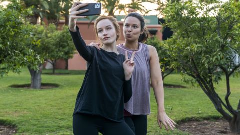 (From left) Julia Garner as Anna Delvey and Katie Lowes as Rachel in "Inventing Anna."