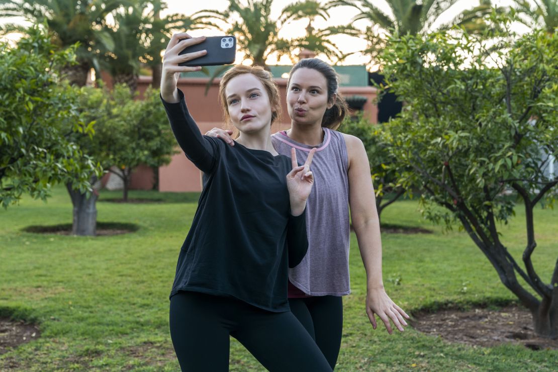 (From left) Julia Garner as Anna Delvey and Katie Lowes as Rachel in "Inventing Anna."