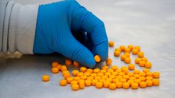 Bir Uyuşturucuyla Mücadele İdaresi (DEA) kimyageri, 8 Ekim 2019'da New York'ta DEA Kuzeydoğu Bölge Laboratuvarında el konulan fentanil içeren tozu kontrol ediyor.  - ABD hükümeti verilerine göre, 2018'de yaklaşık 32.000 Amerikalı aşırı dozda opioid nedeniyle öldü. Bu, tüm ölümcül aşırı dozların yüzde 46'sını oluşturuyor.  ABD Gıda ve İlaç İdaresi tarafından çeşitli koşullar için onaylanan güçlü bir ağrı kesici olan Fentanyl, 1990'ların sonunda başlayan Amerikan opioid krizinin merkezinde yer aldı.  (Fotoğraf: Don EMMERT / AFP) (Fotoğraf: DON EMMERT/AFP, Getty Images aracılığıyla)