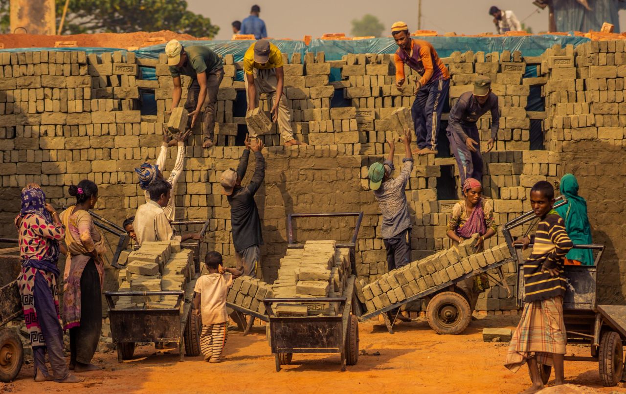 Kazi Arifuzzaman of Bangladesh represents the camaraderie that exists between workers in his photo.