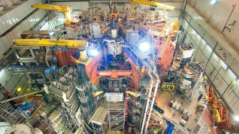 منظر لقاعة Torus ، حيث تقع آلة JET tokamak.
