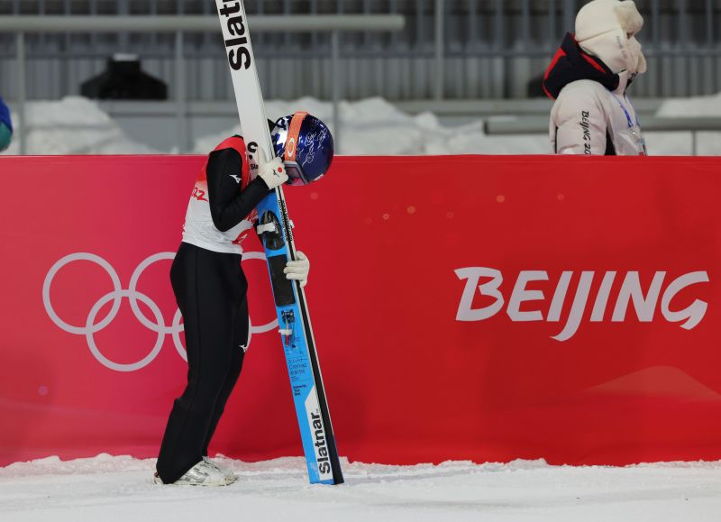 Sara Takanashi Japanese ski jumper apologizes amid too big suit disqualification controversy CNN