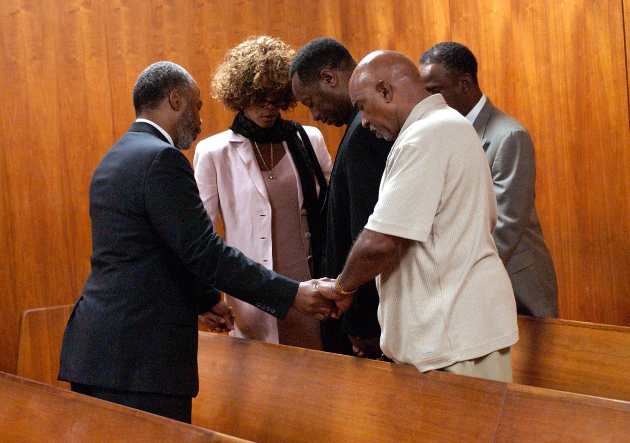 Whitney Houston prays after a probation violation hearing for Bobby Brown at the DeKalb County Courthouse in Decatur, Georgia, on August 27, 2003.