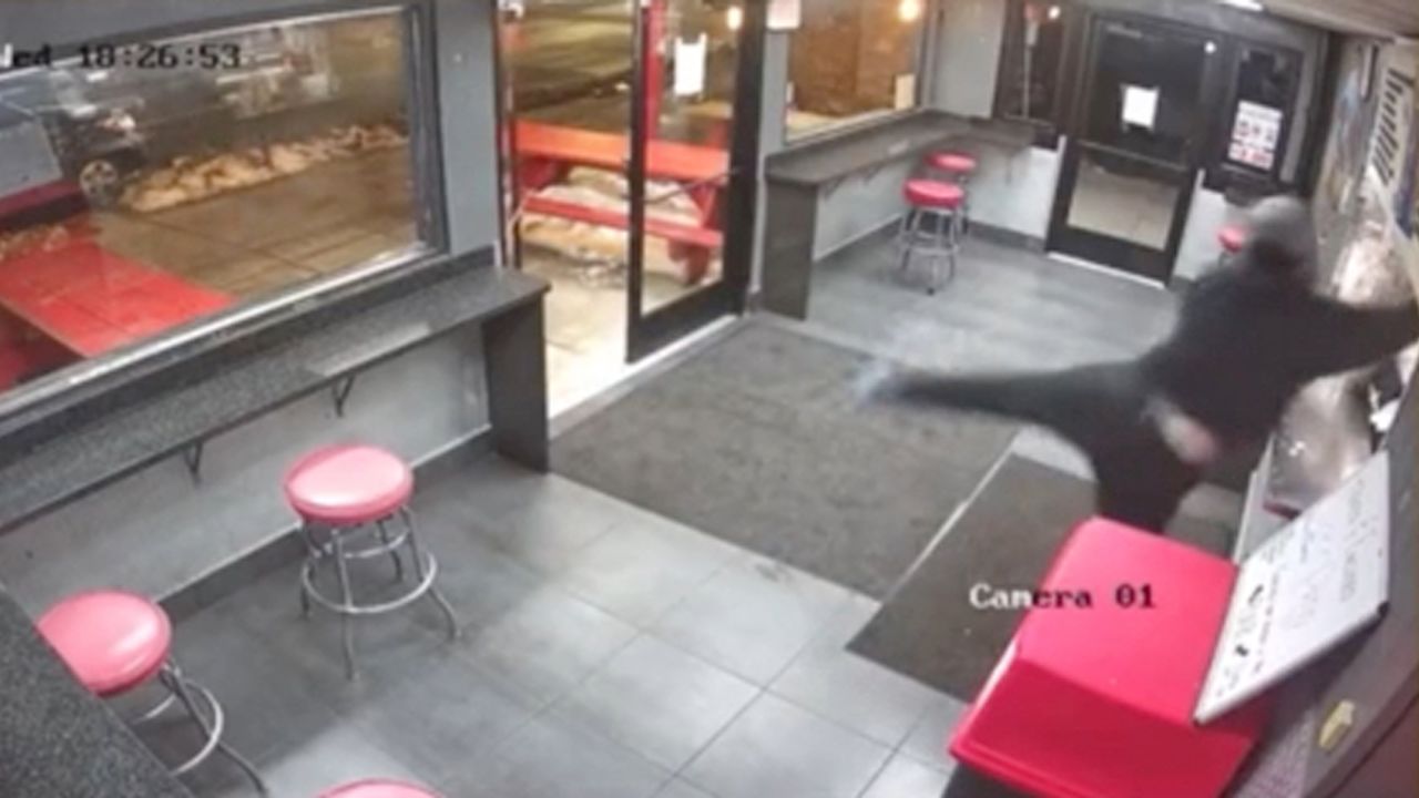 Man throws snow at a Chicago restaurant employee after being asked to wear a mask. 