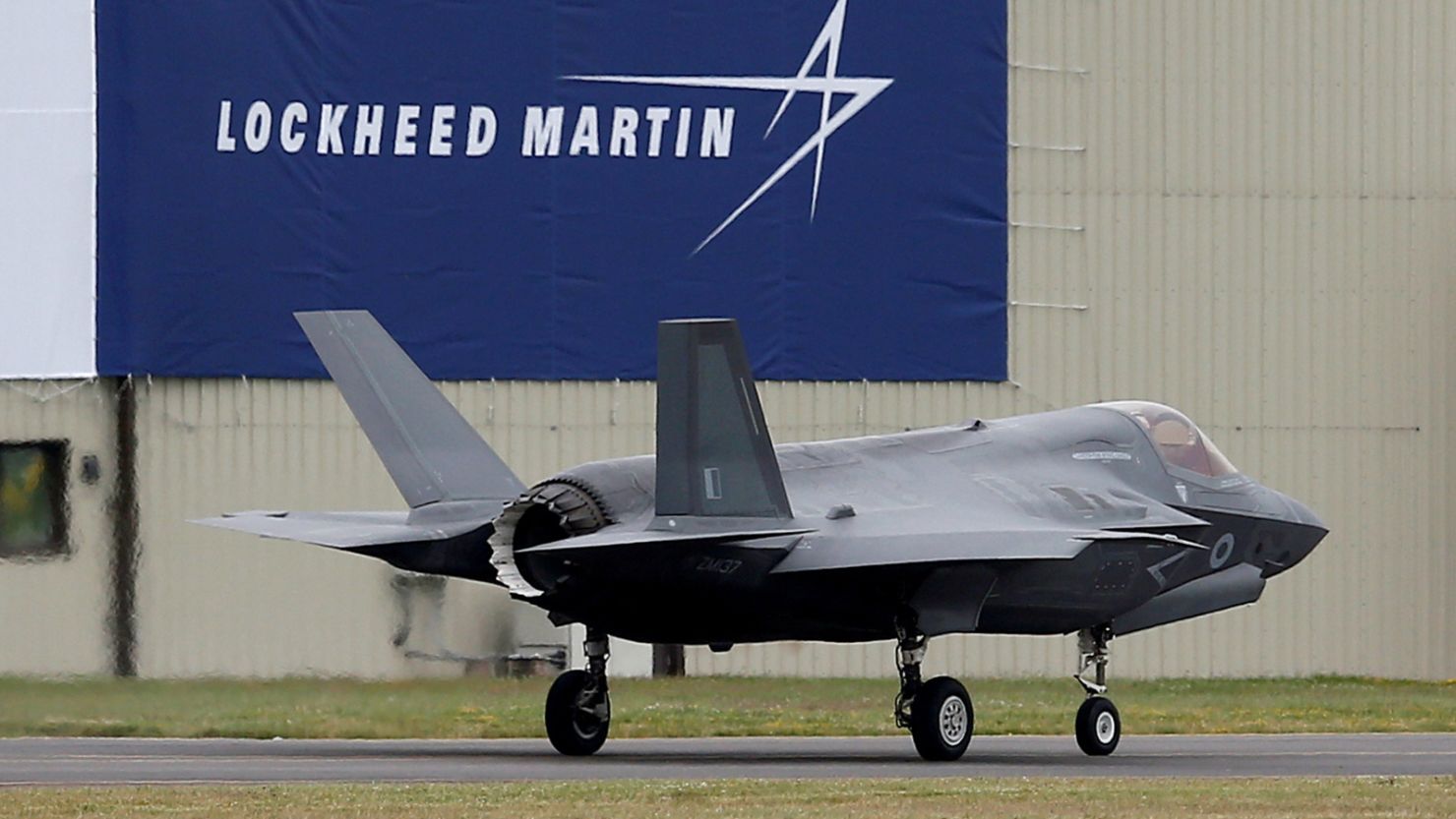 An RAF Lockheed Martin F-35B fighter jet taxis along a runway after landing at the Royal International Air Tattoo at Fairford, Britain July 8, 2016. 