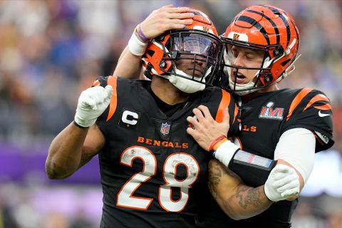 Mixon celebrates with Burrow after Mixon's touchdown pass to Higgins.