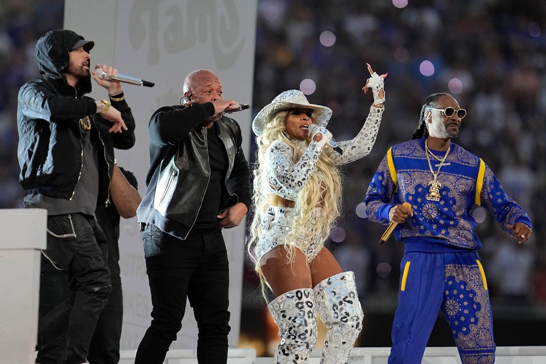 The singer returned wearing a fedora to close the show alongside other performer, including Eminem, Dr. Dre and Snoop Dogg.