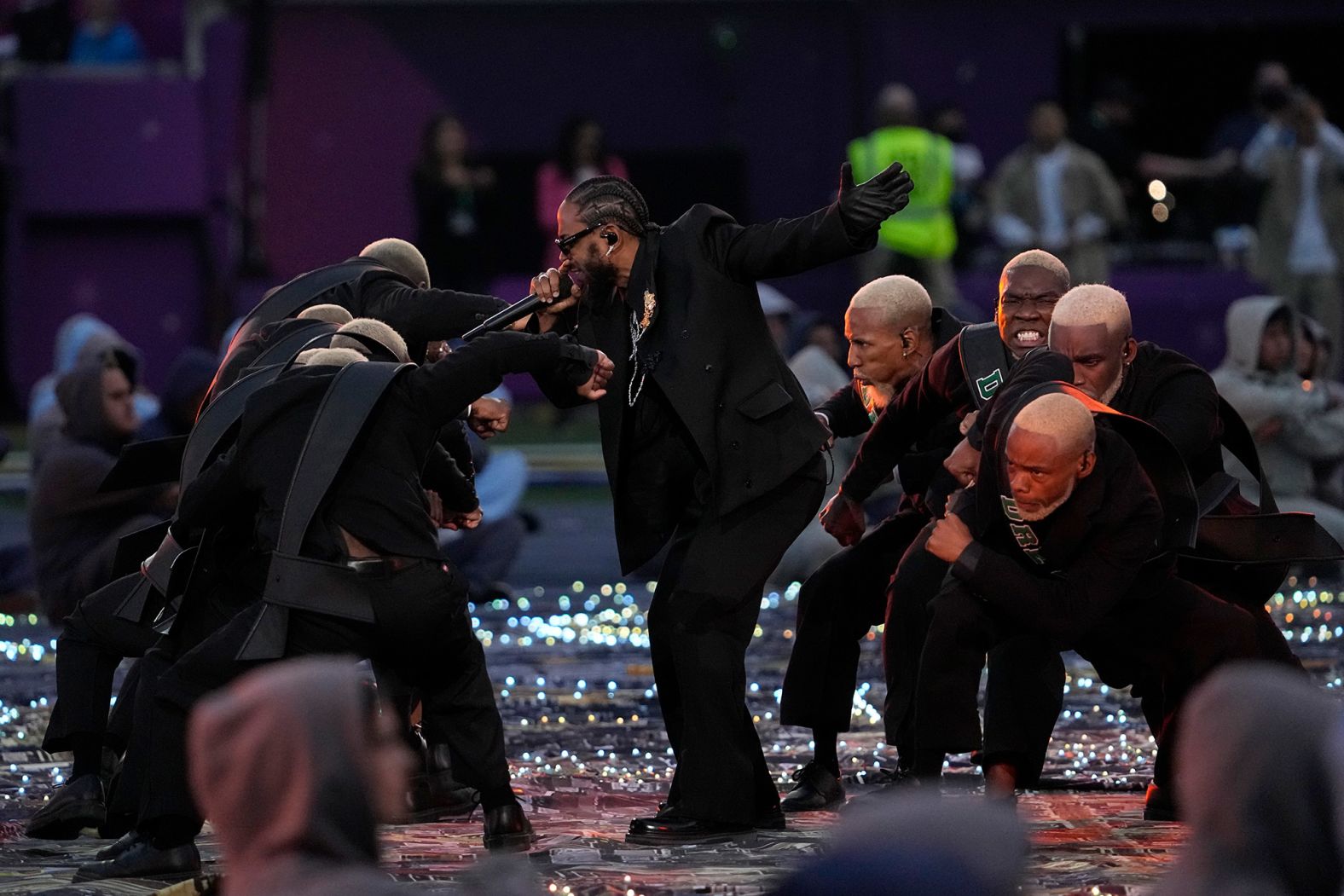 Kendrick Lamar performs his song "Alright" with backup dancers.