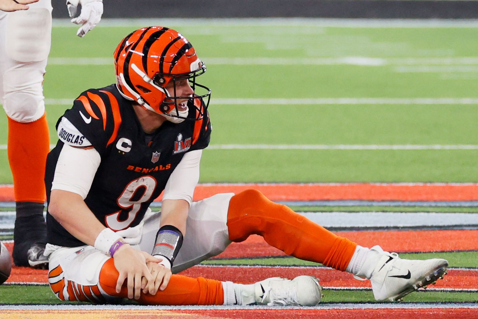 Burrow holds his knee after a second-half play.