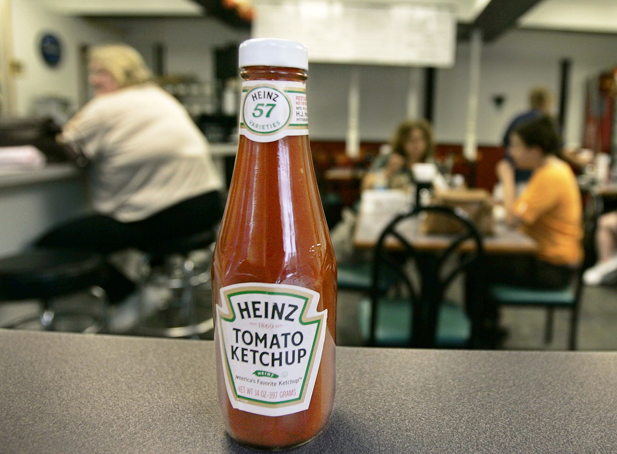 Кетчуп на английском. Heinz 57. Кетчуп Хайнц в стеклянной бутылке. Кетчуп в стеклянной бутылке. Кетчуп из бутылки.