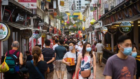 사람들이 1월 29일 음력 설을 앞두고 싱가포르의 Kreta Ayer 지구에서 걷고 있습니다.