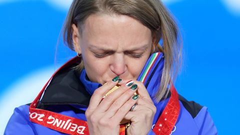 Fontana kisses her 500m gold medal.