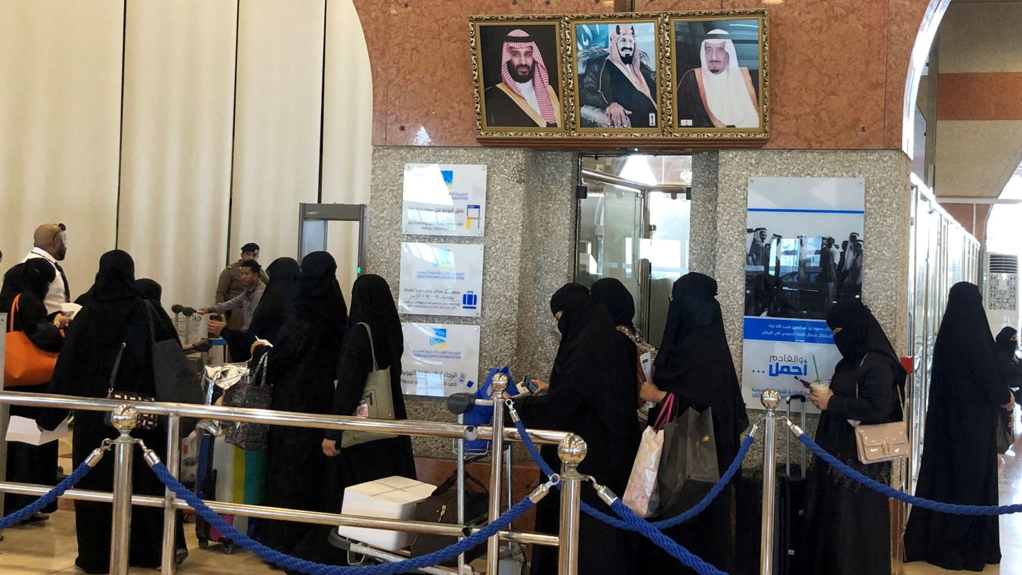 A job advert for women train drivers in Saudi Arabia has attracted tens of thousands of applications.