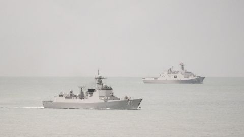 Dvě válečné lodě Čínské lidové osvobozenecké armády jsou vidět na fotografii zveřejněné australskou armádou poté, co uvedla, že jedna z lodí ohrožuje australské letadlo laserem.