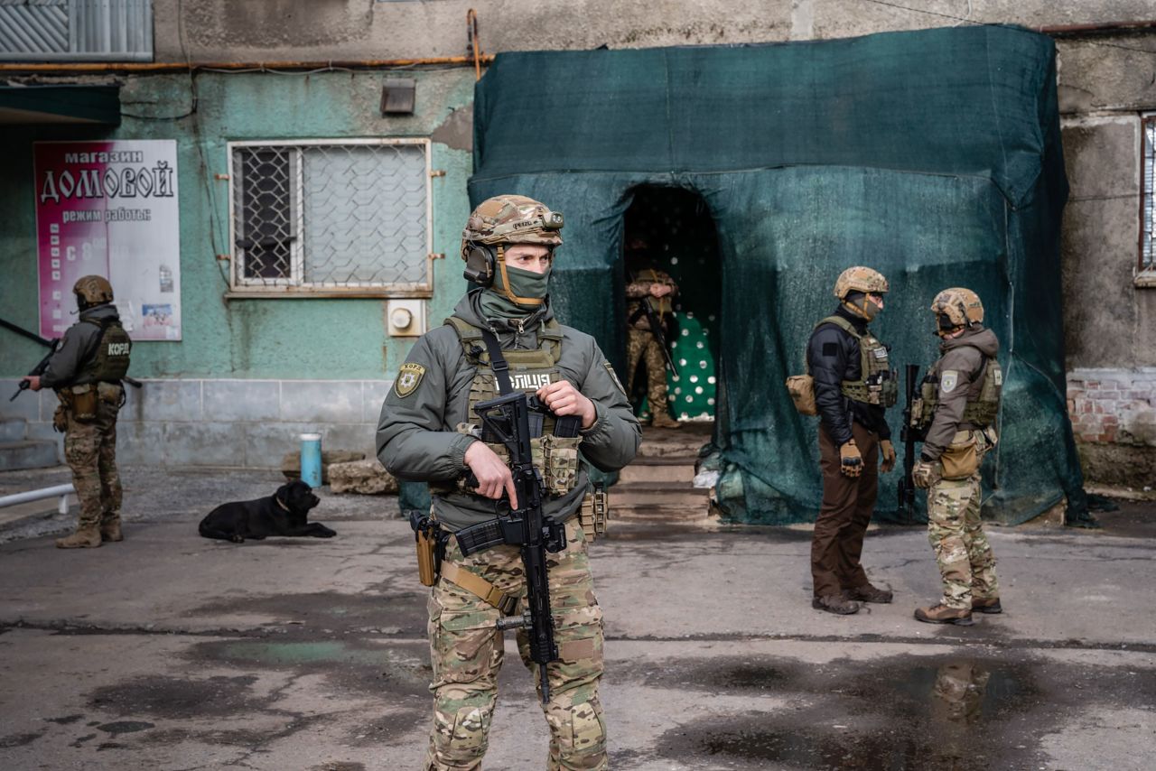 Ukrainian soldiers stand guard at a military command center in Novoluhanske on February 19.  Zelensky says Russia waging war so Putin can stay in power &#8216;until the end of his life&#8217; w 1280