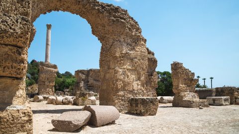 As ruínas de Cartago, uma antiga cidade fundada no século IX aC.  Fundada pelos fenícios e depois conquistada por Roma, fica à beira-mar nos subúrbios da capital tunisiana.