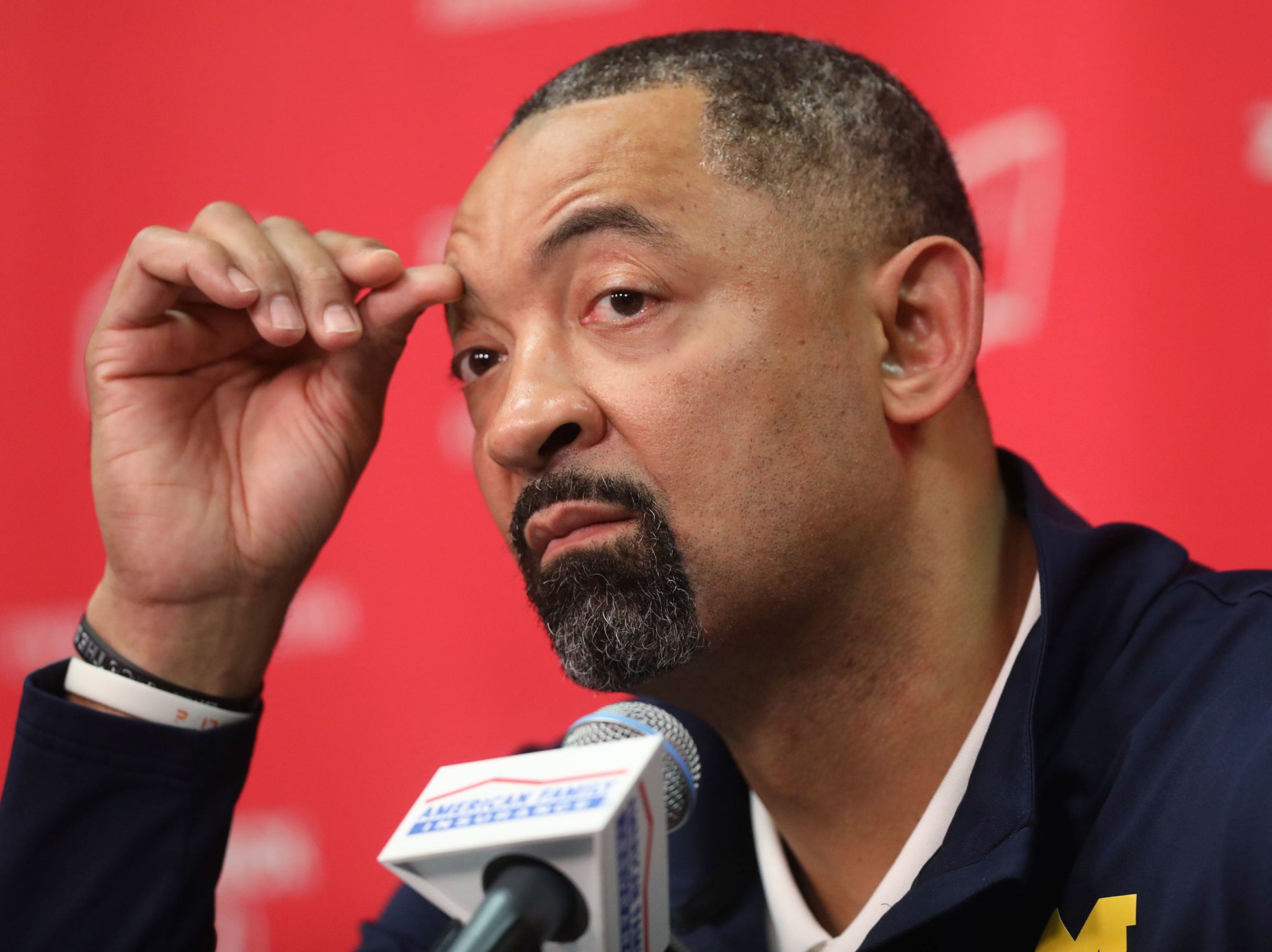 Juwan Howard: Michigan basketball coach suspended for the rest of regular  season, apologizes after throwing punch | CNN