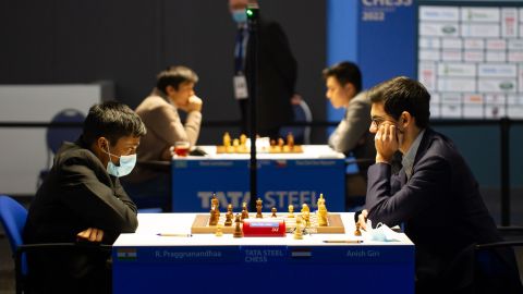 Anish Giri（右）在 2022 年塔塔钢铁国际象棋锦标赛期间与 Praggnanandhaa（左）竞争。