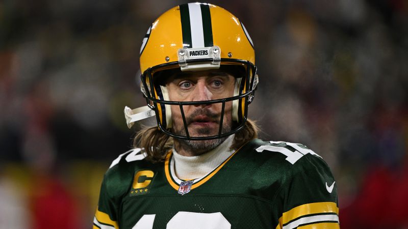 Aaron Rodgers says he will remain with Packers next season