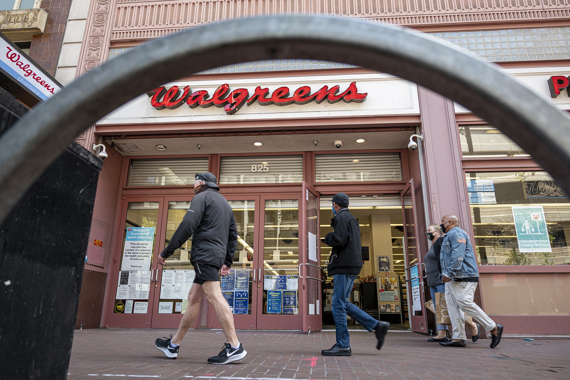 Walgreens replaced some fridge doors with screens. And some shoppers absolutely hate it | CNN Business