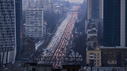 Los habitantes de Kiev abandonan la ciudad tras la ofensiva rusa de Ucrania el 24 de febrero de 2022. 