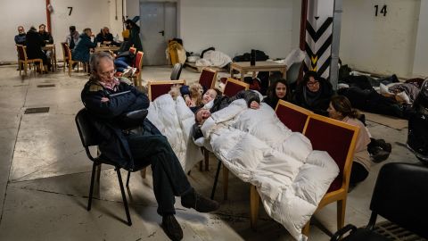 El viernes 25 de febrero de 2022, una familia se refugió con otros residentes de Kiev en un estacionamiento subterráneo en Kiev, Ucrania.  Algunas partes de Kiev fueron atacadas por ataques aéreos.