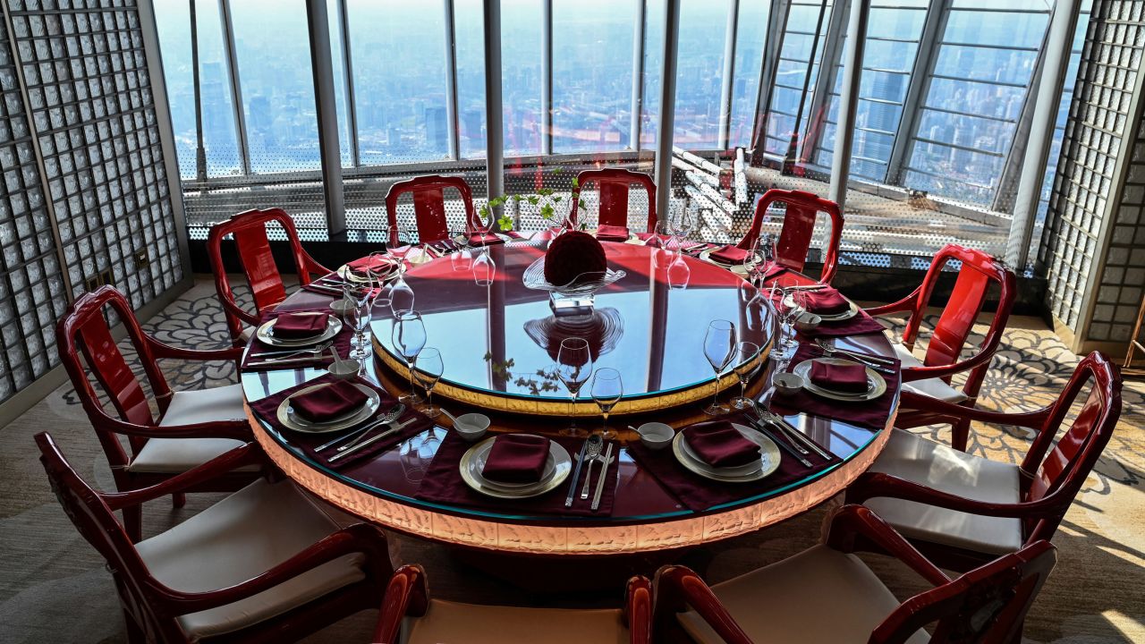 The Guinness Book of World Records has recognized Shanghai's Heavenly Jin restaurant as the world's highest restaurant in a building.
