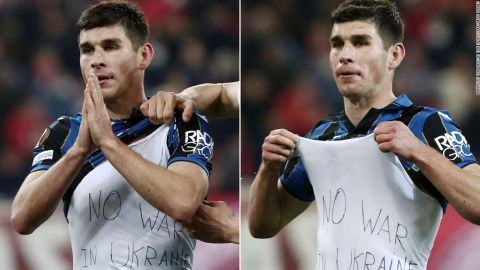 Atalanta's Ukrainian midfielder Ruslan Malinovskyi celebrates a goal with a shirt reading "No war in Ukraine" during the UEFA Europa League knockout round playoff second leg between Olympiacos FC and Atalanta FC in Athens on February 24, 2022.