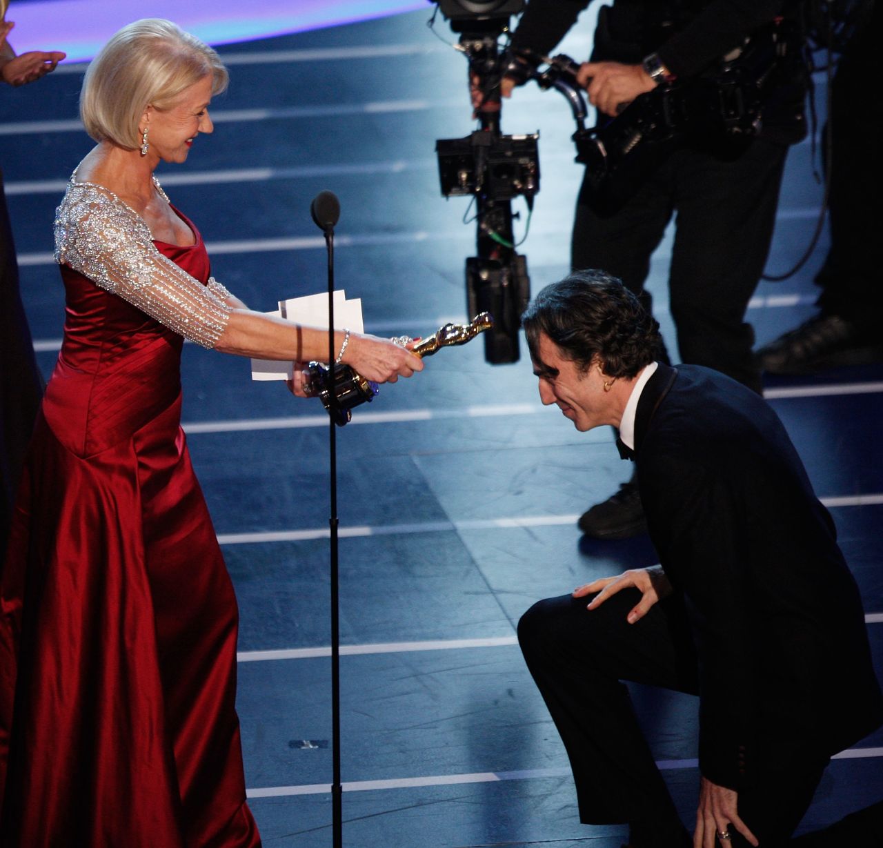 Mirren presents Daniel Day-Lewis with an Oscar at the 2008 Academy Awards. 