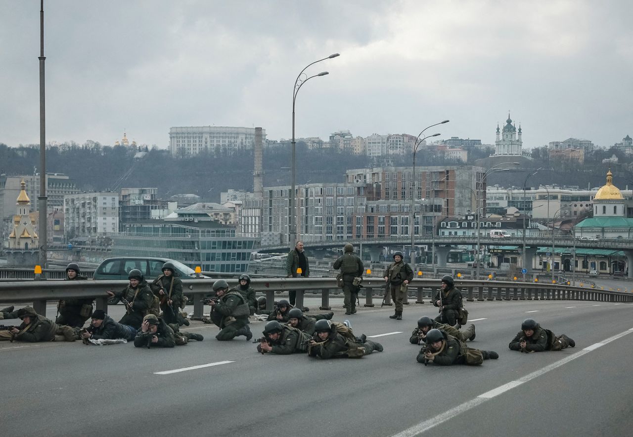 Members of the Ukrainian National Guard take positions in central Kyiv on February 25.