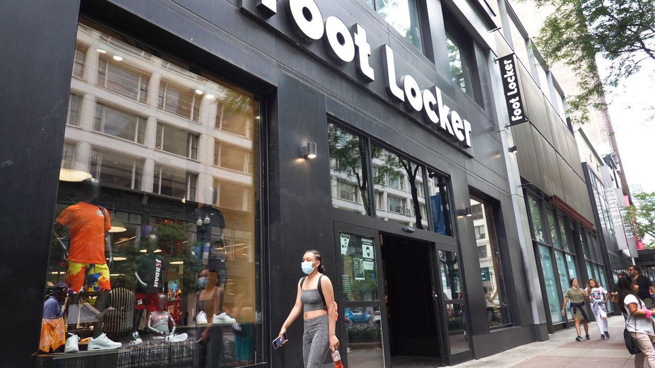 Amedrentador tabaco Precioso Foot Locker's stock tumbles because Nike wants to go on its own | CNN  Business