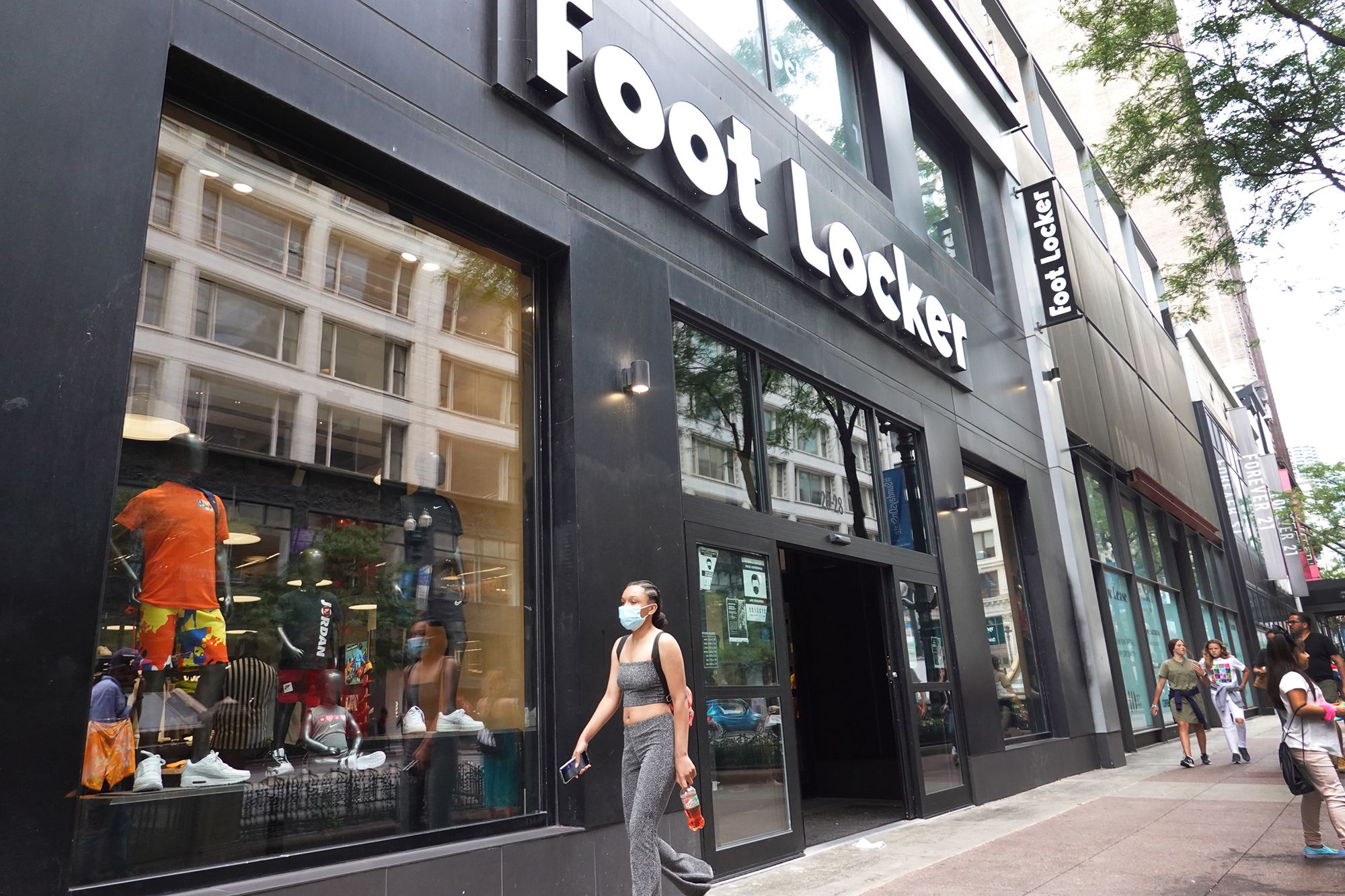 Amedrentador tabaco Precioso Foot Locker's stock tumbles because Nike wants to go on its own | CNN  Business
