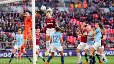 Bardsley saves from Alisha Lehmann of West Ham United on May 4, 2019.