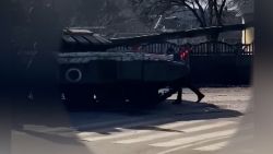 Ukraine civilian blocks Russian tank with body vpx