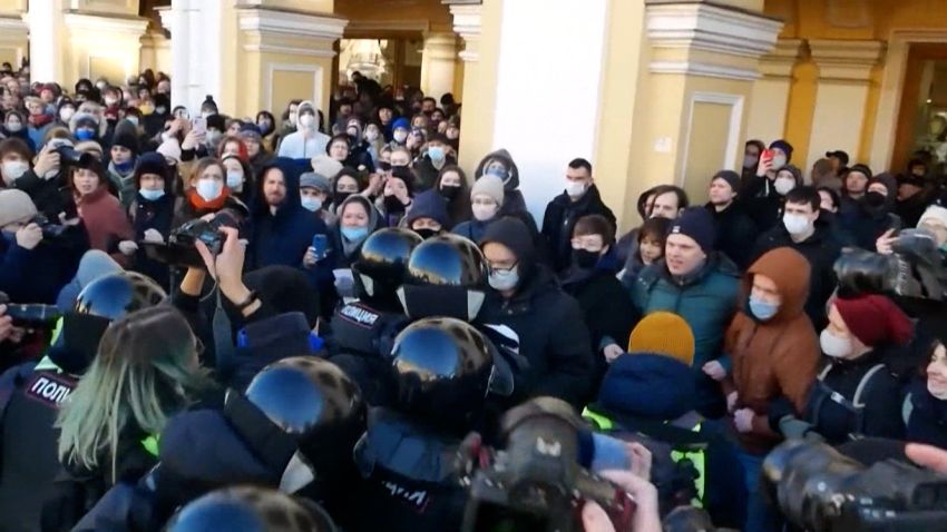st. petersburg protesters police clash
