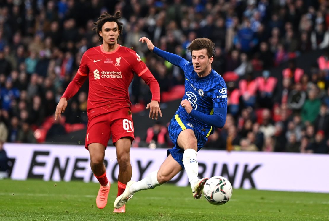 Mount misses a chance against Liverpool in the Carabao Cup final.