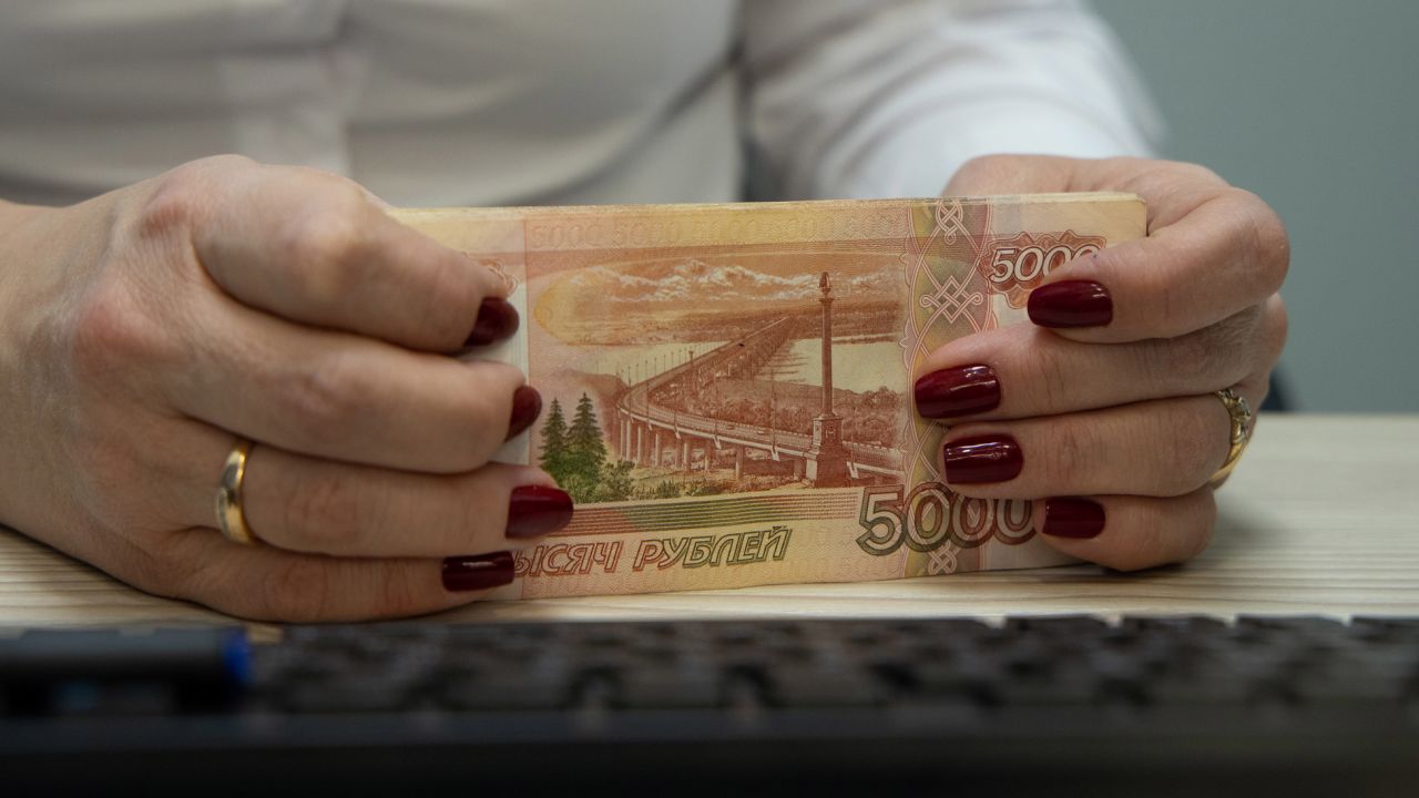 An employee handles 5000 ruble banknotes inside an Otkritie Bank FC PJSC branch in Moscow, Russia, on Tuesday, Jan. 18, 2022. UniCredit SpA is interested in a potential takeover of rescued Russian lender Otkritie Bank, as Chief Executive Officer Andrea Orcel explores M&A opportunities to improve the groups profitability. Photographer: Andrey Rudakov/Bloomberg via Getty Images