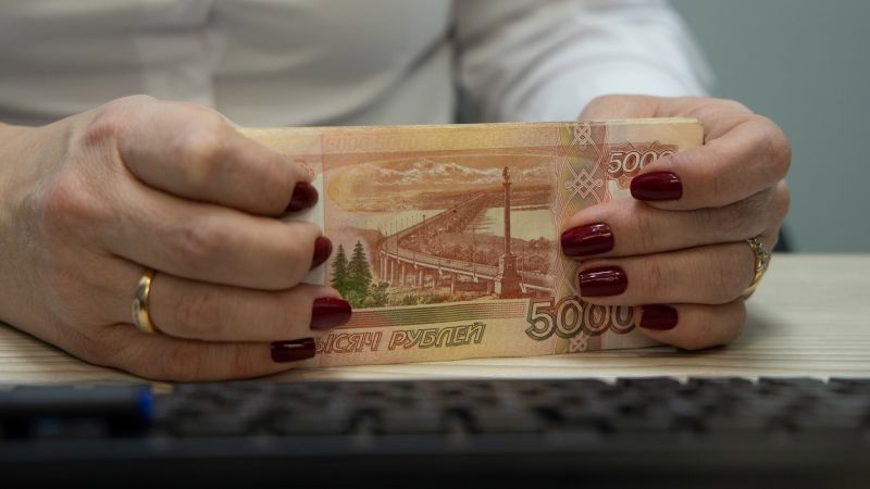 Đồng rúp Nga sụp đổ khi hệ thống ngân hàng rút lại các lệnh trừng phạt